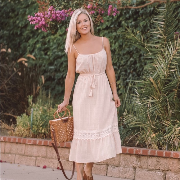 🌿 The Olivia Textured Crochet Lace Dress - Picture 3 of 8